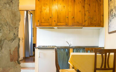 Loggia 4: Værelse, Gul, Køkken, Møbel, Ejendom, Countertop, Cabinetry, Indretning, Hus, Bygning