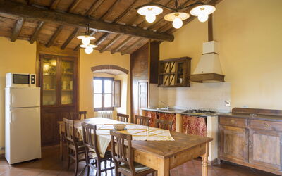 Loggia 1: Værelse, Ejendom, Bygning, Loft, Møbel, Indretning, Spisestue, Etage, Bord, Hus