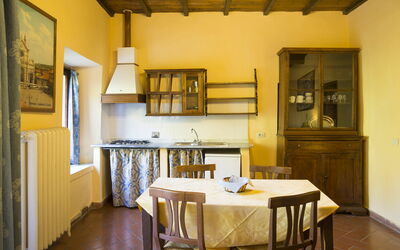 Torchio 3: Værelse, Ejendom, Bygning, Gul, Møbel, Indretning, Spisestue, Hus, Bord, Loft