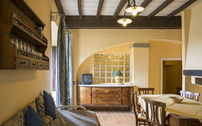 La Villa: Værelse, Ejendom, Bygning, Indretning, Møbel, Loft, Stue, Hus, Arkitektur, Ejendom