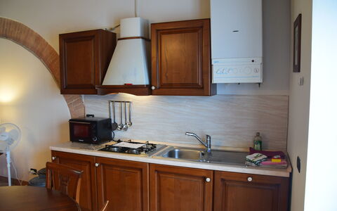 Rocche Di Valiano: Cabinetry, Countertop, Værelse, Møbel, Køkken, Ejendom, Hus, Bygning, Håndvask, Indretning