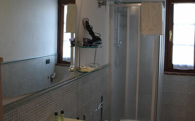 Appartamento Mimosa in Siena, Pool Use, Ac: Badeværelse, Værelse, Ejendom, Hus, Indretning, Bygning, Badeværelsesvask, Arkitektur, Sanitærarmatur, Håndvask