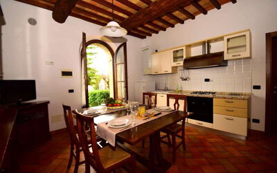 Appartamento Fiordaliso in Siena, Pool Use, Ac: Indretning, Møbel, Gulvbelægning, Spisestue, Værelse, Bord, Køkken & Spisebord, Loft, Dør, Stol