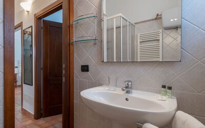 Appartamento Gelsomino in Siena, Pool Use, Ac: Spejl, Tap, Sanitærarmatur, Håndvask, Ejendom, Badeværelsesvask, Bygning, Badeværelse, Træ