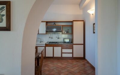 Appartamento Geranio in Siena, Pool Use, Ac: Cabinetry, Countertop, Træ, Bygning, Gulvbelægning, Stue, Hus, Stueplante, Væg, Hårdttræ