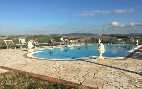 Villa Barbara: Svømmepøl, Azure, Water Feature, Aqua, Kompositmateriale, Flise, Ferieby, Udvej, Flise, Hotel