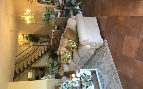 Villa Barbara: Indretning, Væg, Trappe, Stueplante, Molding, Altan, Floral Design, Baluster