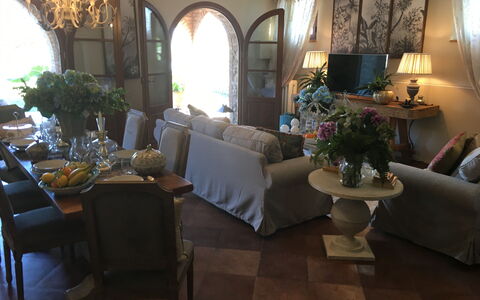 Villa Barbara: Belysning, Indretning, Værelse, Etage, Møbel, Stue, Gulvbelægning, Indretning, Couch, Bord