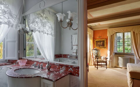 Villa de Ranieri: Møbel, Indretning, Belysning, Værelse, Loft, Etage, Vindue Behandling, Stol, Gardin, Lysarmatur