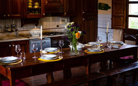 Collina dei Fiori: Countertop, Værelse, Møbel, Køkken, Ejendom, Cabinetry, Indretning, Bord, Spisestue, Hjem