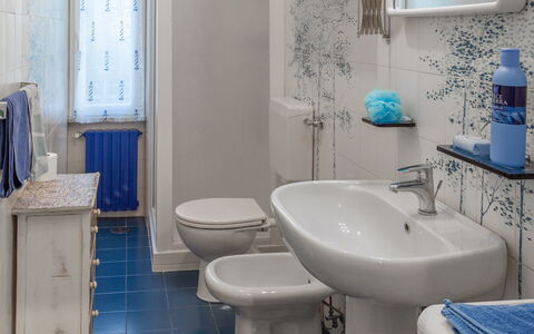 Casa Mary - Levanto: Sanitærarmatur, Badeværelse, Gulvbelægning, Badeværelsesvask, Indretning, Håndvask, Etage, Toiletbræt, Tap, Toilet