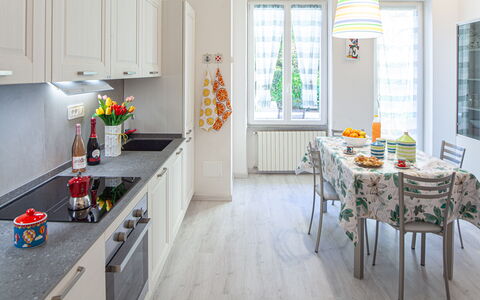 Casa Mary - Levanto: Møbel, Køkken, Indretning, Countertop, Gulvbelægning, Træ, Køkken Apparat, Etage, Hjem, Bord