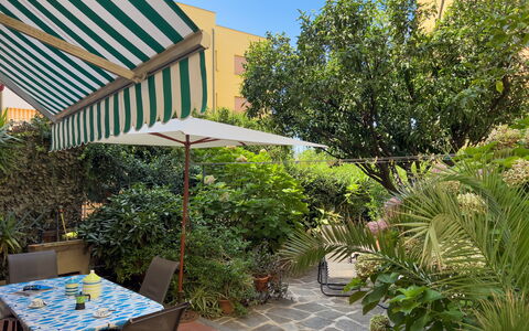 Casa Mary - Levanto: Møbel, Busk, Udendørs Møbler, Stol, Skygge, Udendørs Bord, Have, Blomsterkrukke, Gård