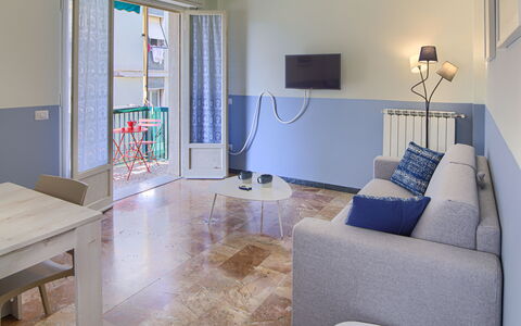 Giulia Apartment - Levanto: Bord, Møbel, Couch, Billedramme, Television, Indretning, Etage, Stue, Gulvbelægning, Ejendom