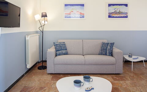 Giulia Apartment - Levanto: Møbel, Ejendom, Bord, Bordservice, Produkt, Azure, Couch, Billedramme, Belysning, Træ