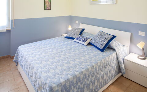 Giulia Apartment - Levanto: Bygning, Møbel, Ejendom, Komfort, Azure, Vindue, Blå, Træ, Textile, Indretning