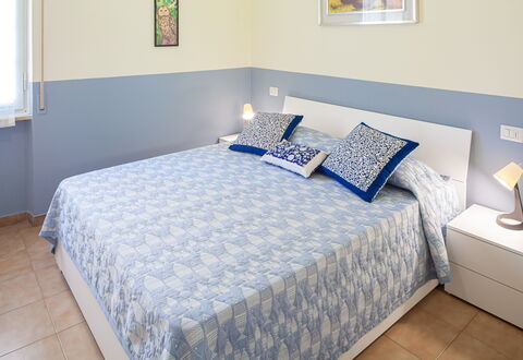 Giulia Apartment - Levanto: Bygning, Møbel, Ejendom, Komfort, Azure, Vindue, Blå, Træ, Textile, Indretning