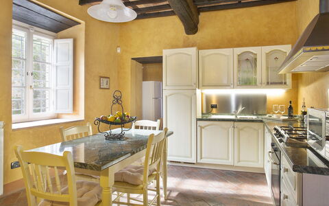 Montefiore: Countertop, Værelse, Ejendom, Møbel, Køkken, Bygning, Indretning, Cabinetry, Etage, Gul