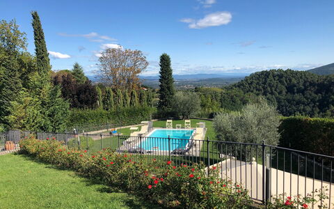 Montefiore: Ejendom, Himmel, Ejendom, Hus, Græs, Træ, Have, Hjem, Botanik, Bjerg