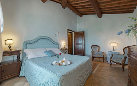 Villa Dei Michelangioli a Brolio: Soveværelse, Værelse, Møbel, Seng, Ejendom, Indretning, Sengetøj, Bygning, Bed Frame, Loft