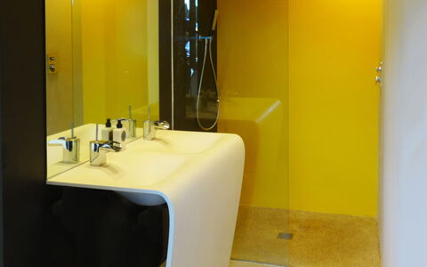 Casa Farfalla: Væg, Sanitærarmatur, Indretning, Gulvbelægning, Badeværelse, Etage, Vvs, Badeværelsesvask, Tap, Belysning