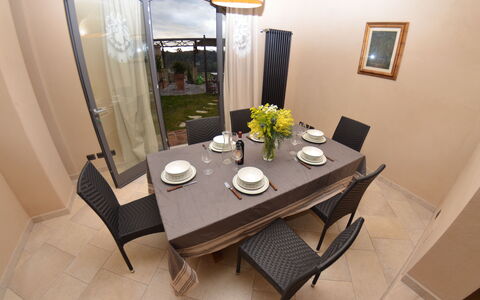 Al Colle Di Lari: Værelse, Ejendom, Spisestue, Møbel, Bord, Indretning, Etage, Ejendom, Bygning, Køkken & Spisebord