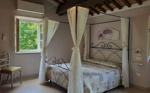 Anfora!!: Møbel, Indretning, Seng, Soveværelse, Etage, Gulvbelægning, Træ, Sengetøj, Loft, Værelse