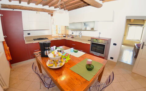 Bettina!: Møbel, Indretning, Gulvbelægning, Træ, Etage, Køkken, Countertop, Værelse, Loft, Bord