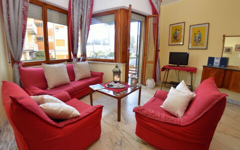 Carnevale: Stue, Møbel, Værelse, Ejendom, Indretning, Bygning, Couch, Ejendom, Gardin, Hus