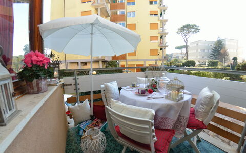 Carnevale: Ejendom, Møbel, Værelse, Bygning, Restaurant, Hjem, Paraply, Bord, Ejendom, Indretning