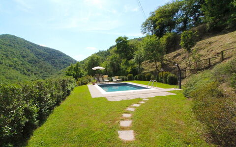 La Casa del Nonno: Himmel, Plante, Sky, Plantesamfund, Naturlige Landskab, Træ, Land Lot, Krop Af Vand, Svømmepøl, Græs