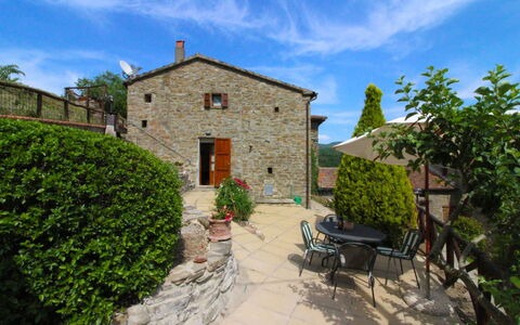 La Casa del Nonno: Himmel, Sky, Plante, Ejendom, Bygning, Vindue, Azure, Stol, Land Lot, Blomsterkrukke