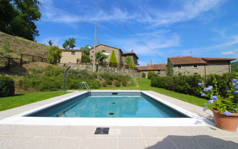 La Casa del Nonno: Vand, Plante, Sky, Himmel, Ejendom, Bygning, Blå, Svømmepøl, Træ, Blomsterkrukke