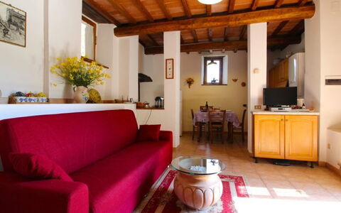 La Casa del Nonno: Værelse, Ejendom, Bygning, Møbel, Hus, Indretning, Stue, Loft, Ejendom, Bord