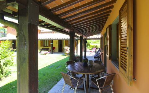 Villa le Balze: Træ, Veranda, Møbel, Skygge, Hjem, Dør, Udendørs Struktur, Backyard, Bejdse, Blomsterkrukke