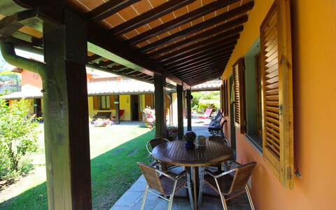 Villa le Balze: Plante, Ejendom, Bygning, Bord, Stueplante, Skygge, Blomsterkrukke, Stol, Veranda, Udendørs Møbler