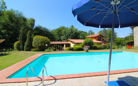 Villa le Balze: Himmel, Plante, Ejendom, Bygning, Paraply, Blå, Grøn, Svømmepøl, Skygge, Azure