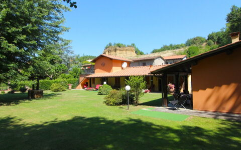 Villa le Balze: Plante, Bygning, Himmel, Vindue, Træ, Hus, Skygge, Græs, Land Lot, Sommerhus