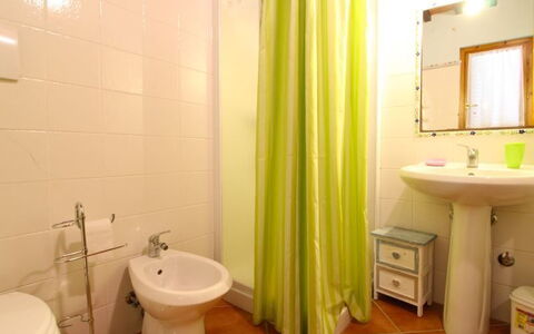 Villa le Balze: Badeværelse, Ejendom, Værelse, Indretning, Gardin, Væg, Toilet, Ejendom, Badeværelse Tilbehør, Sanitærarmatur