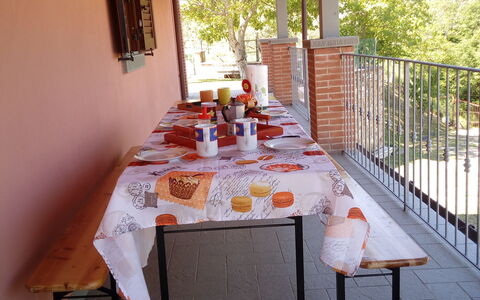 Villa Leo: Ejendom, Værelse, Bygning, Dug, Møbel, Bord, Ejendom, Hus, Indretning, Veranda