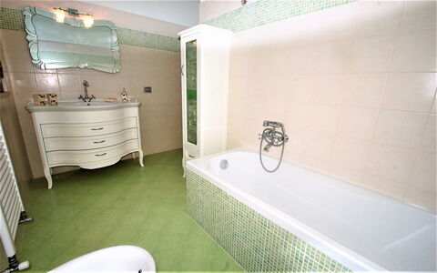 Villa Leo: Badeværelse, Værelse, Ejendom, Badekar, Ejendom, Indretning, Flise, Arkitektur, Hus, Bygning