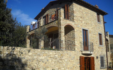 Casa Alla Minuccia Di Villa a Sesta: Ejendom, Hus, Bygning, Arkitektur, Væg, Facade, Hjem, Middelalderlig Arkitektur, Ejendom, Træ