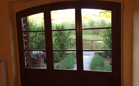 Casa Alla Minuccia Di Villa a Sesta: Vindue, Værelse, Arkitektur, Skydevindue, Dagslys, Træ, Hjem, Dør, Indretning, Hus