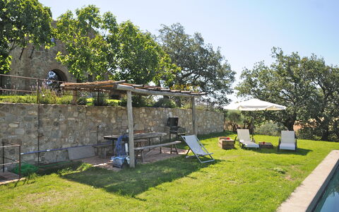 Podere Palazzo: Ejendom, Væg, Hus, Gård, Bygning, Ejendom, Hjem, Græs, Have, Træ