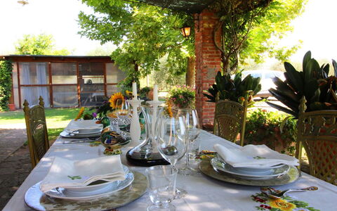 Galleria di Brolio: Plante, Bordservice, Bord, Ejendom, Møbel, Tallerkner, Glasservice, Dug, Dekoration, Drinkware