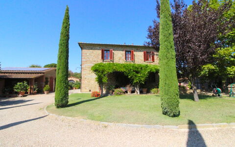 Galleria di Brolio: Plante, Himmel, Bygning, Hus, Træ, Land Lot, Vejbelægning, Vindue, Græs, Landskab