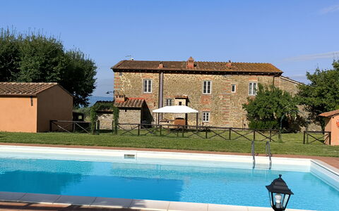 La Gropina Di Loro Ciuffenna: Vand, Bygning, Plante, Himmel, Svømmepøl, Vindue, Azure, Træ, Skygge, Hus