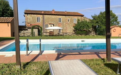 La Gropina Di Loro Ciuffenna: Himmel, Plante, Vand, Bygning, Vindue, Svømmepøl, Træ, Azure, Skygge, Rektangel