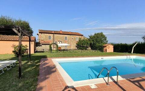 La Gropina Di Loro Ciuffenna: Vand, Himmel, Plante, Ejendom, Bygning, Sky, Svømmepøl, Vindue, Træ, Skygge