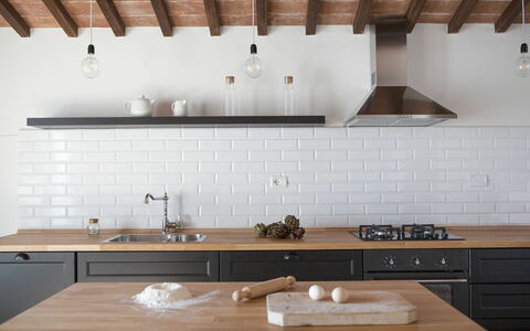 Quercia Al Poggio - Weddings And Events: Countertop, Cabinetry, Ejendom, Møbel, Køkken, Køkkenvask, Træ, Tap, Indretning, Håndvask